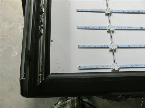 河南戶外燈箱：戶外防水燈箱的特點